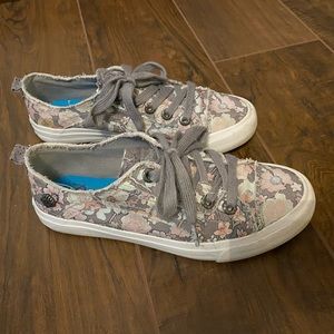 Blowfish gray flowered tennis shoes